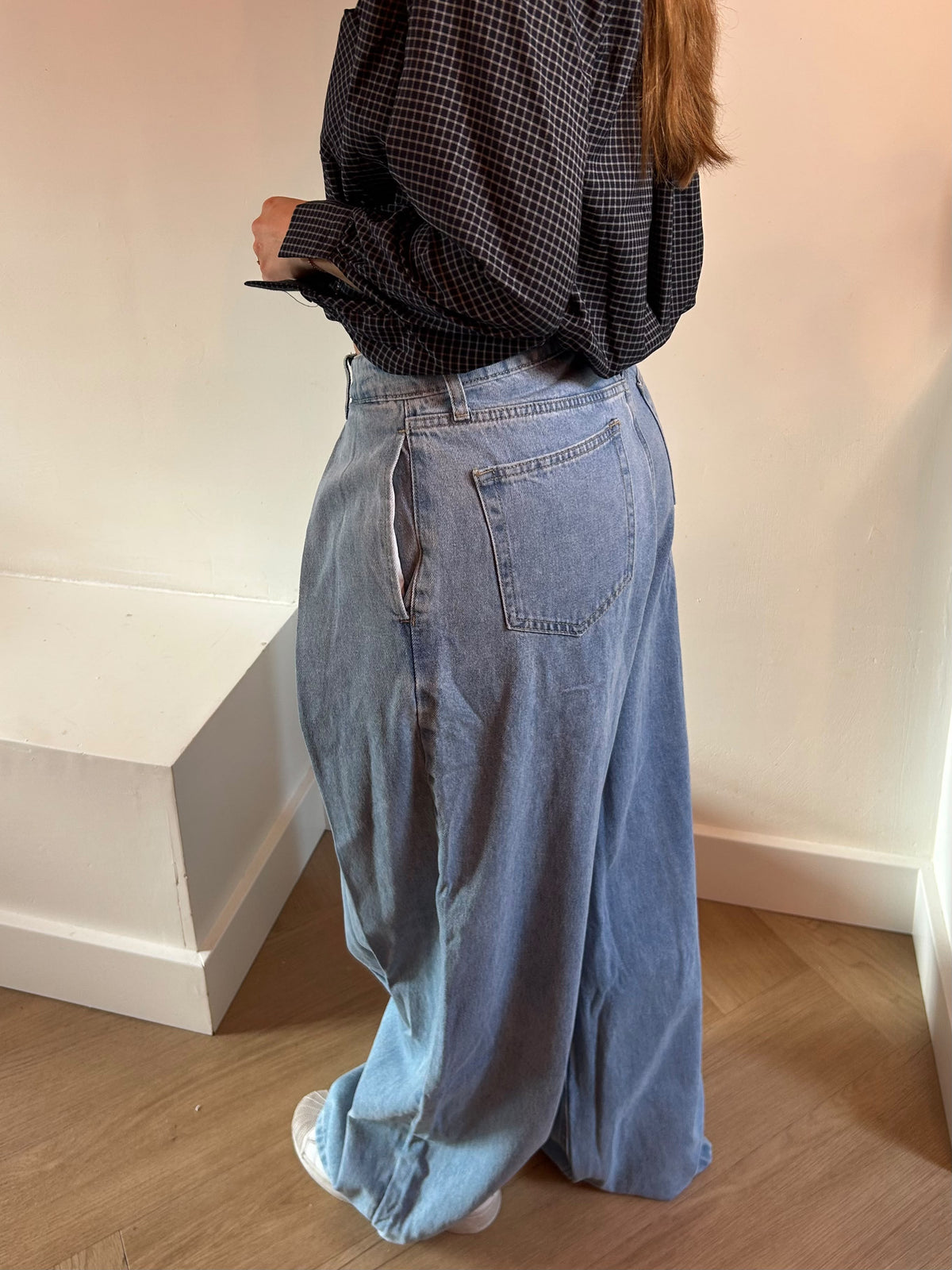 Baggy jeans met een plooi